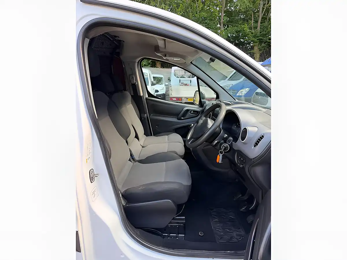 Used 2018 Peugeot Partner Professional White - Interior and Exterior details 15