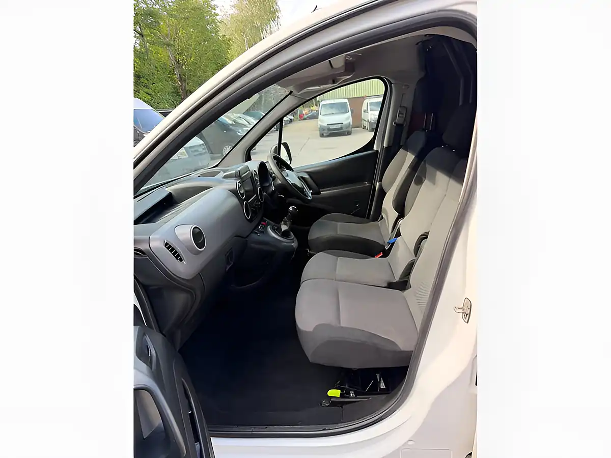 Used 2018 Peugeot Partner Professional White - Interior and Exterior details 17