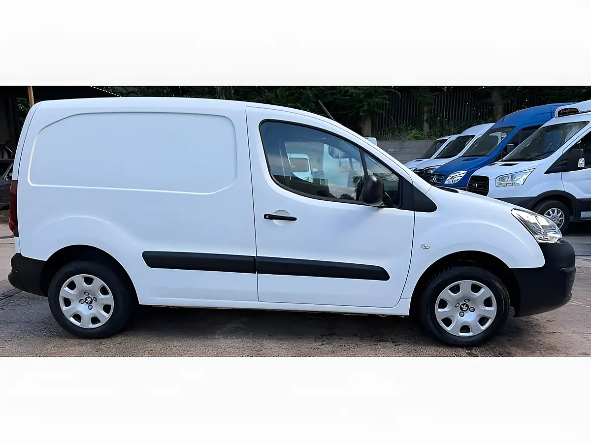 Used 2018 Peugeot Partner Professional White - Interior and Exterior details 6