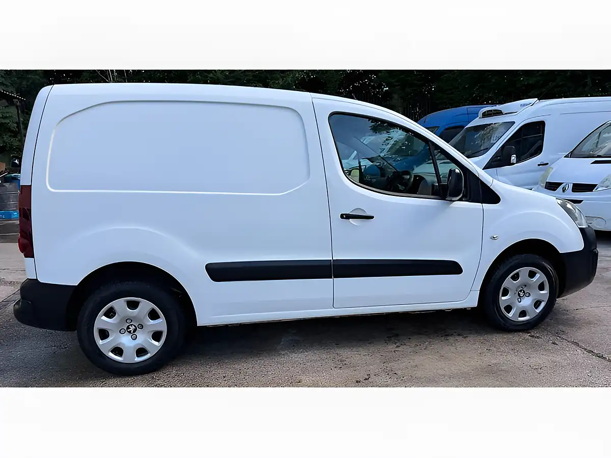Used 2018 Peugeot Partner Professional White - Interior and Exterior details 7