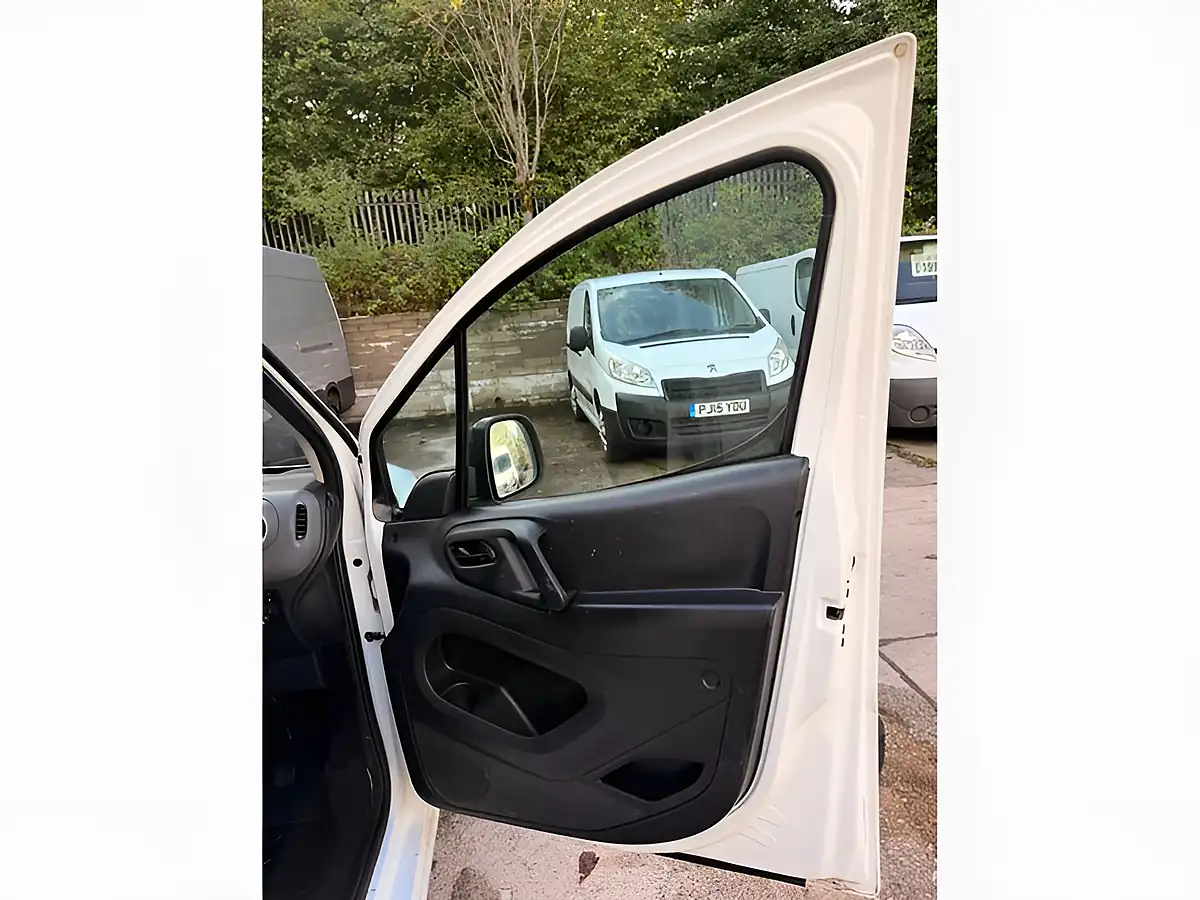 Used 2018 Peugeot Partner Professional White - Interior and Exterior details 15