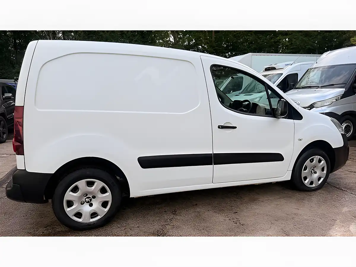 Used 2018 Peugeot Partner Professional White - Interior and Exterior details 5