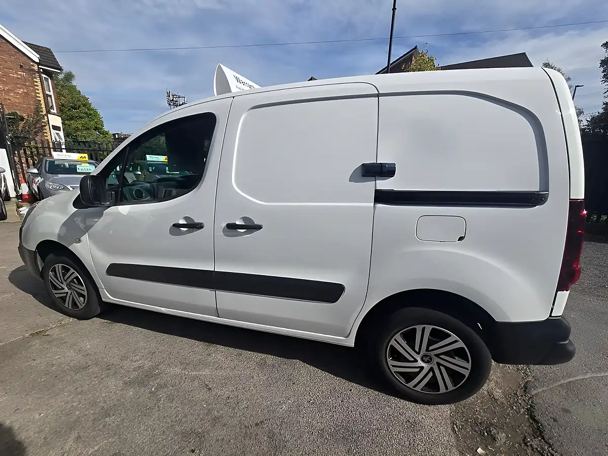 Used 2018 Peugeot Partner Professional White - Interior and Exterior details 11
