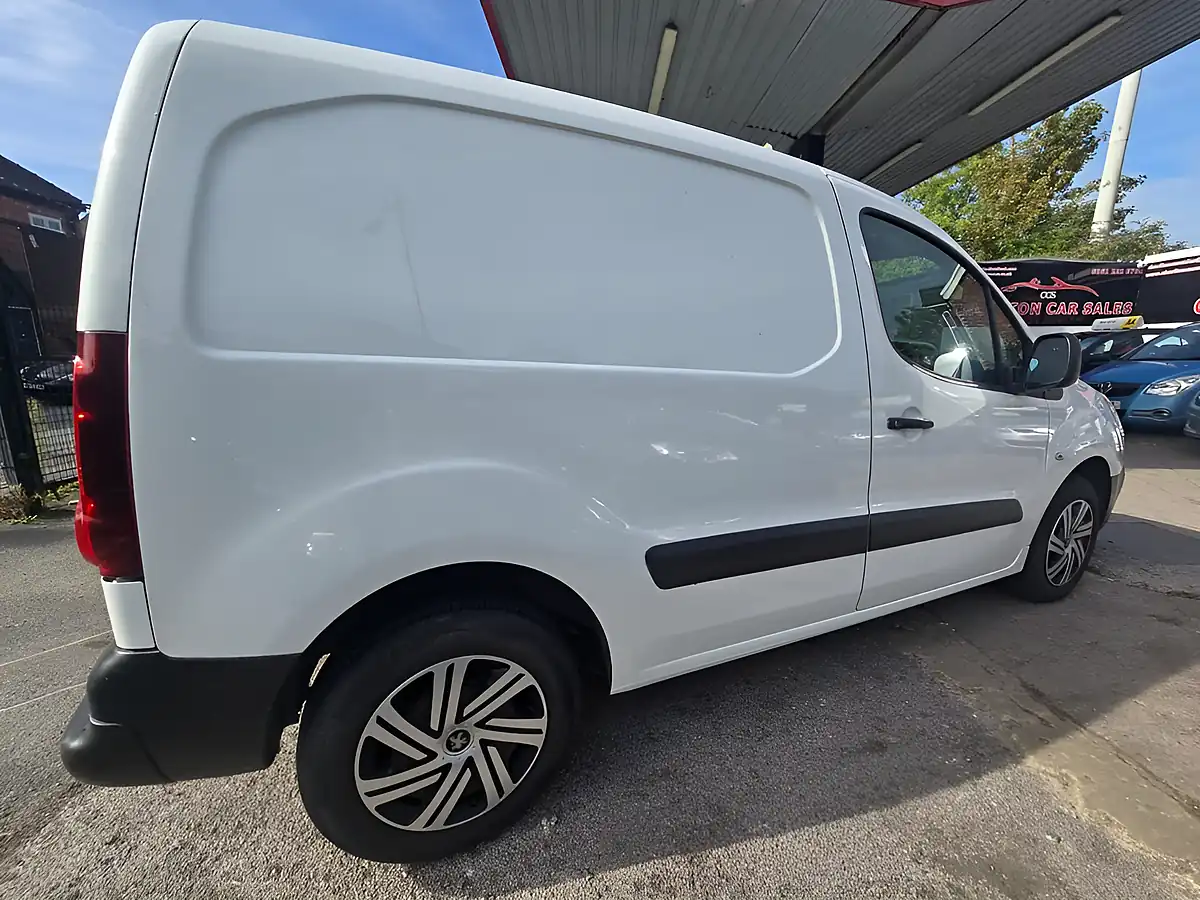 Used 2018 Peugeot Partner Professional White - Interior and Exterior details 14