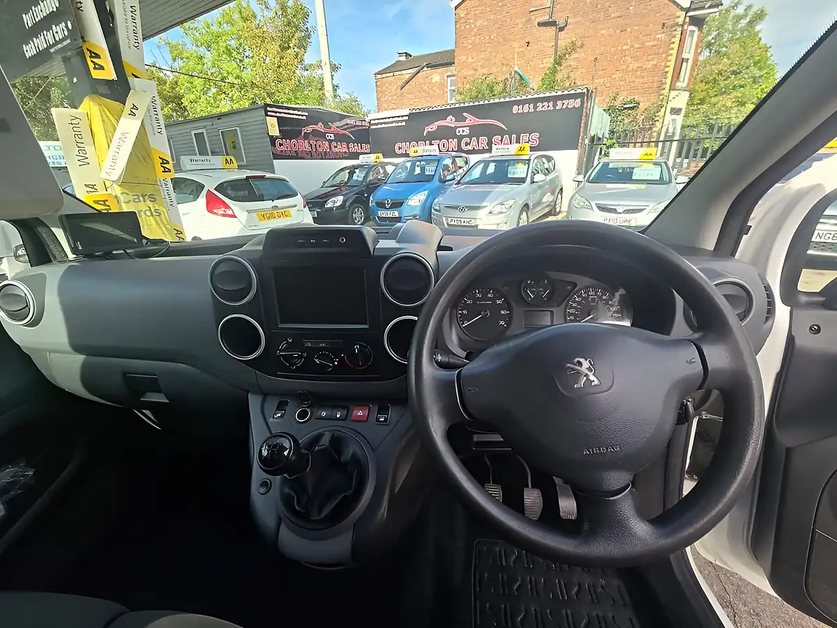 Used 2018 Peugeot Partner Professional White - Interior and Exterior details 15
