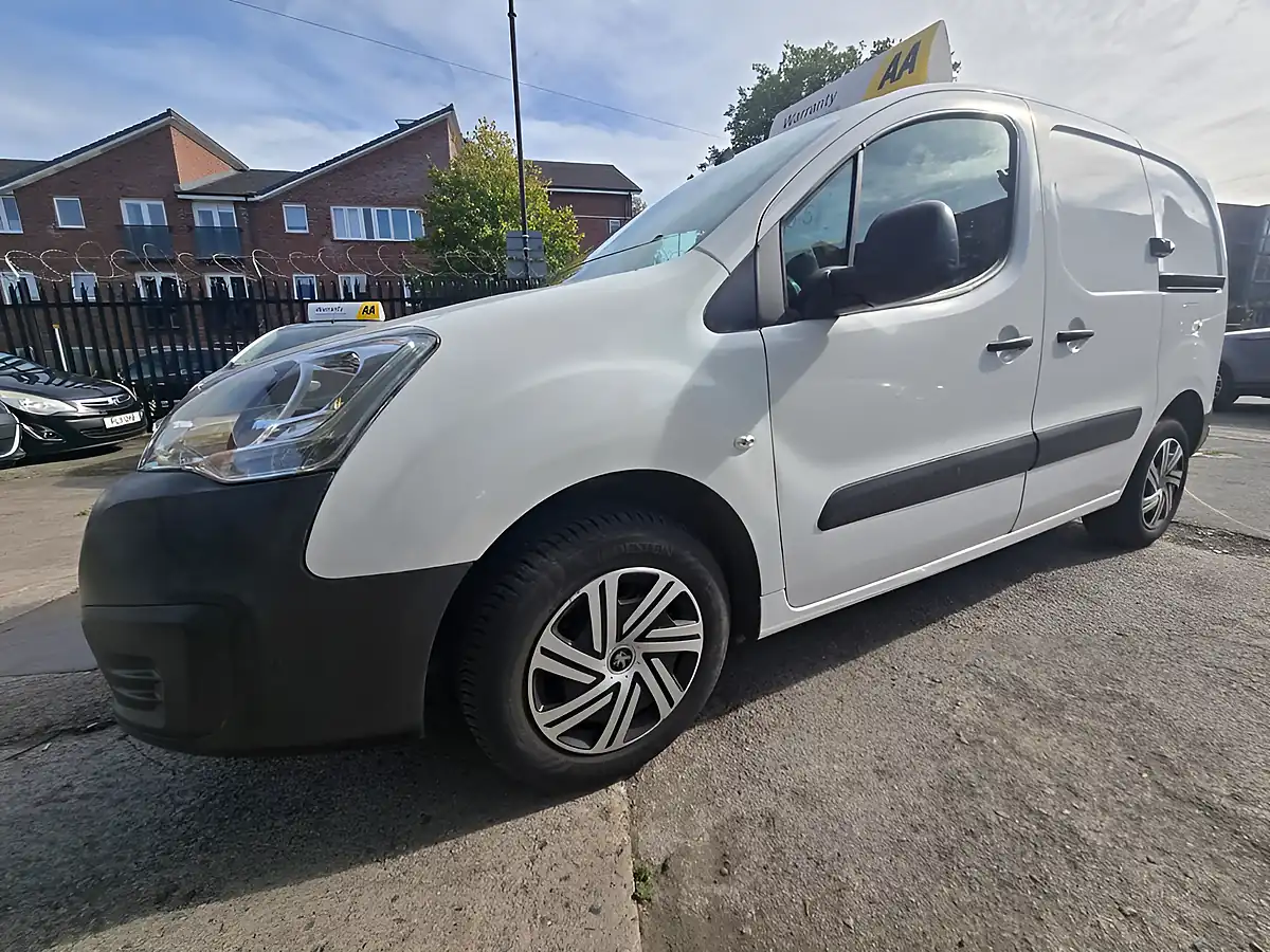 Used 2018 Peugeot Partner Professional White - Interior and Exterior details 7