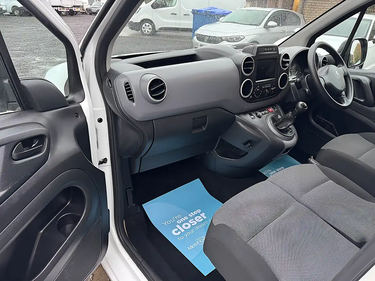 Used 2018 Peugeot Partner Professional White - Interior and Exterior details 10