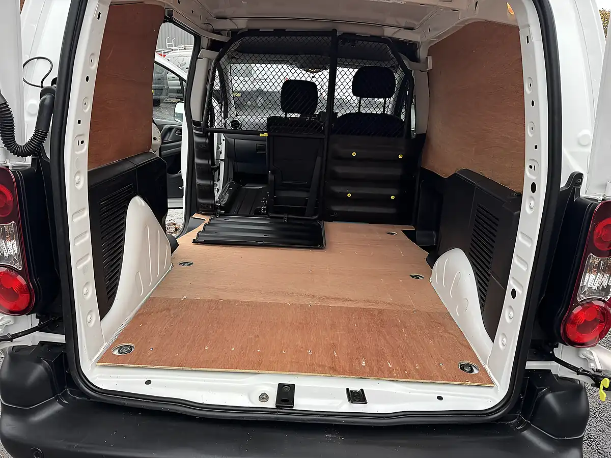 Used 2018 Peugeot Partner Professional White - Interior and Exterior details 11