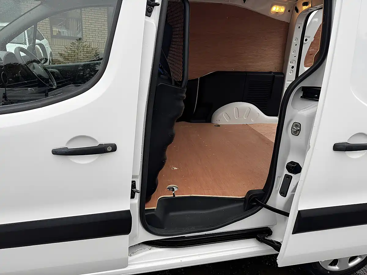 Used 2018 Peugeot Partner Professional White - Interior and Exterior details 13