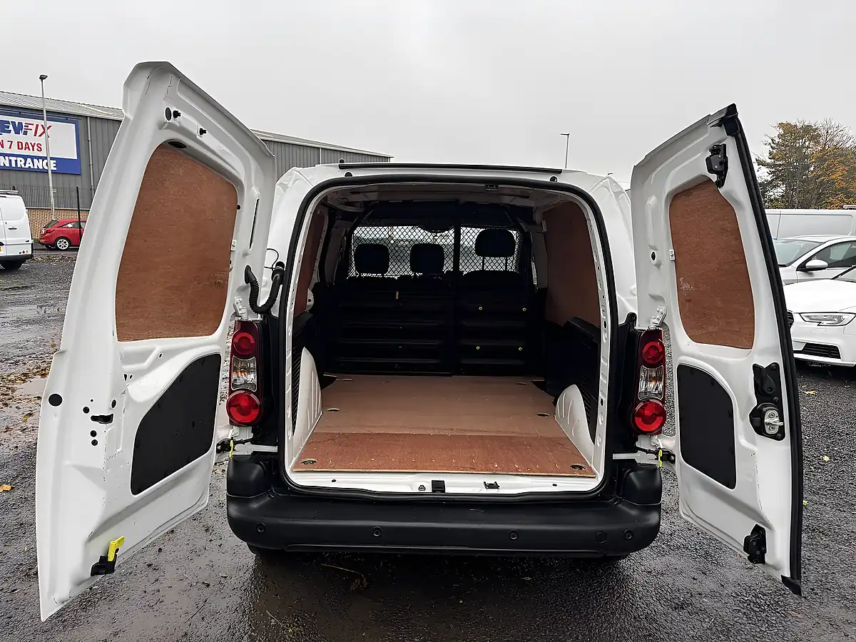 Used 2018 Peugeot Partner Professional White - Interior and Exterior details 14