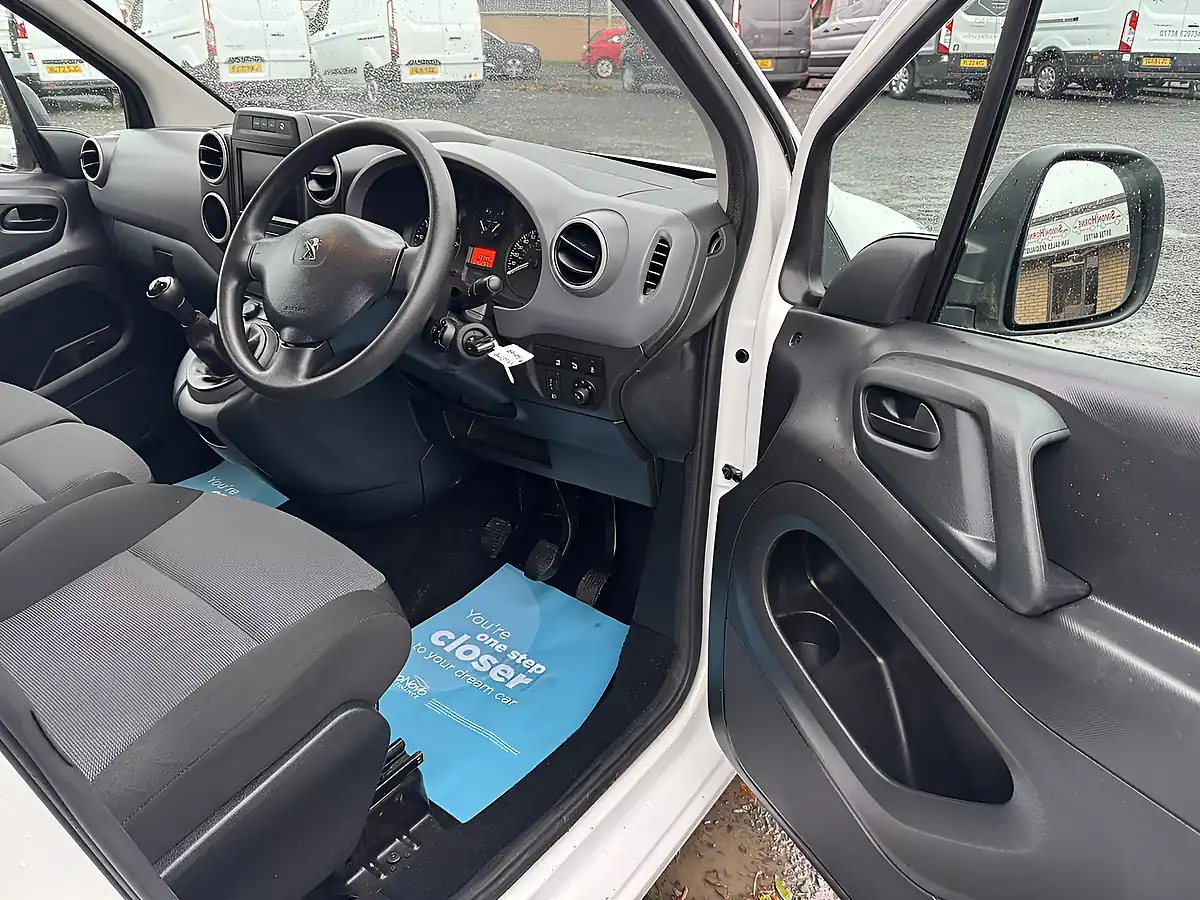 Used 2018 Peugeot Partner Professional White - Interior and Exterior details 15