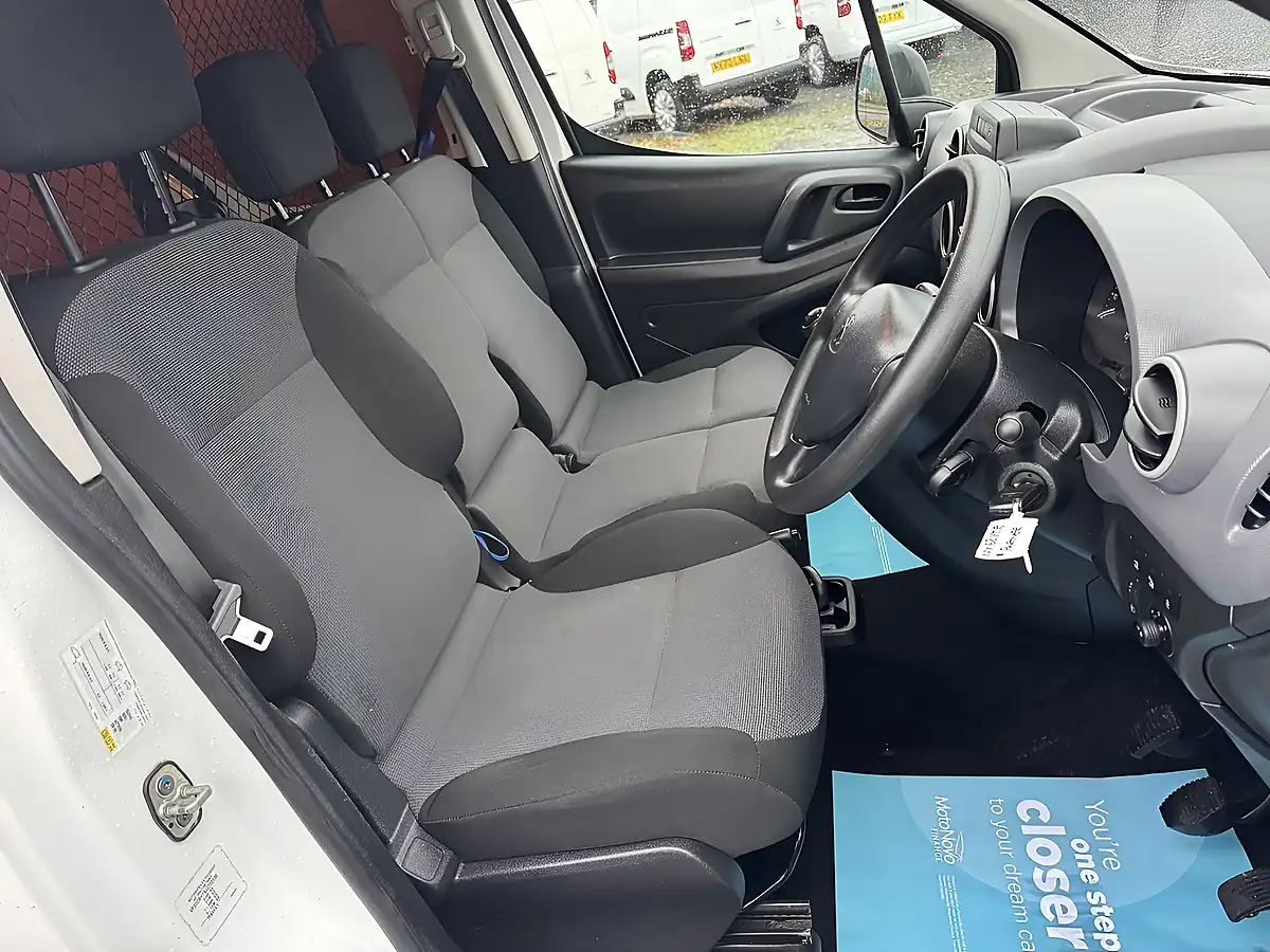 Used 2018 Peugeot Partner Professional White - Interior and Exterior details 16