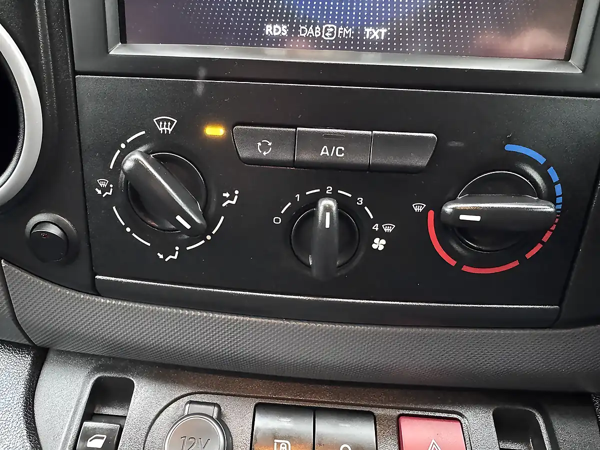 Used 2018 Peugeot Partner Professional White - Interior and Exterior details 17