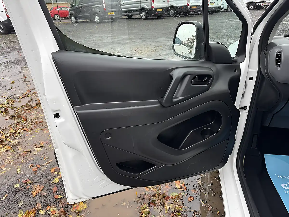 Used 2018 Peugeot Partner Professional White - Interior and Exterior details 9
