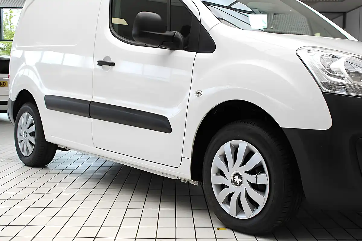 Used 2018 Peugeot Partner Professional White - Interior and Exterior details 11