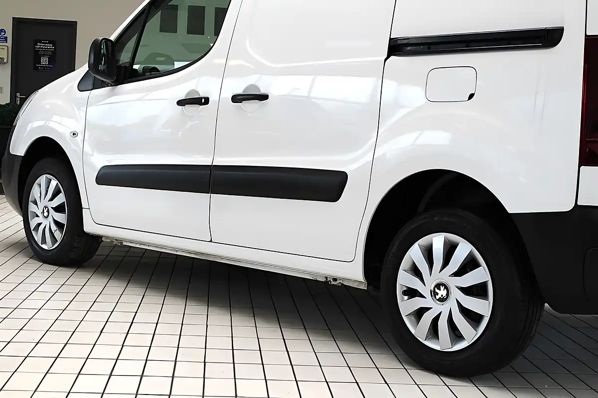 Used 2018 Peugeot Partner Professional White - Interior and Exterior details 20