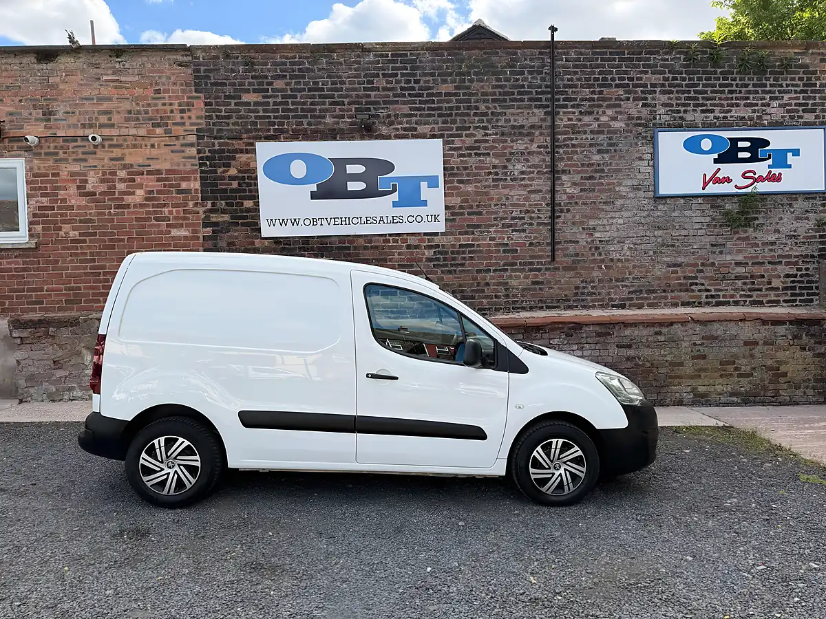 Used 2018 Peugeot Partner Professional White - Interior and Exterior details 15