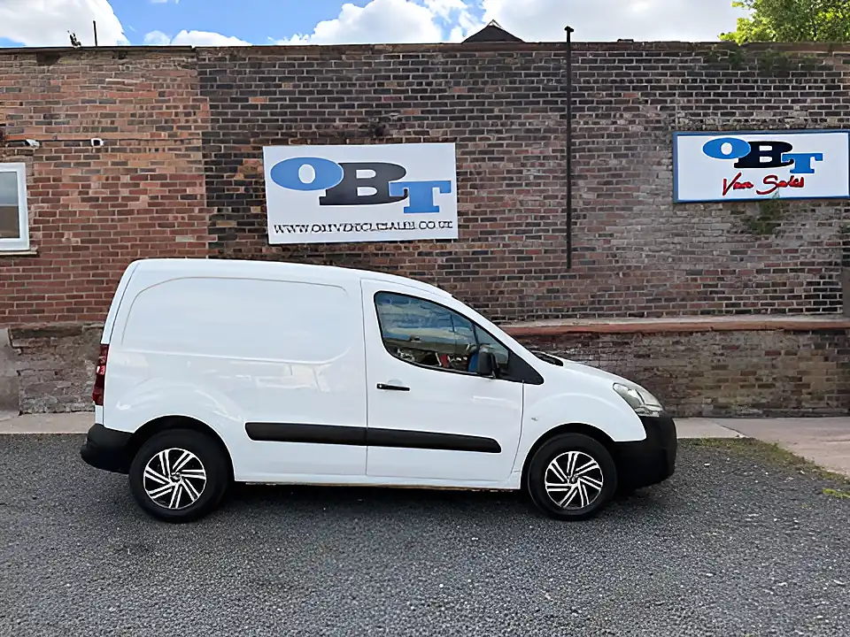 Used 2018 Peugeot Partner Professional White - Interior and Exterior details 18