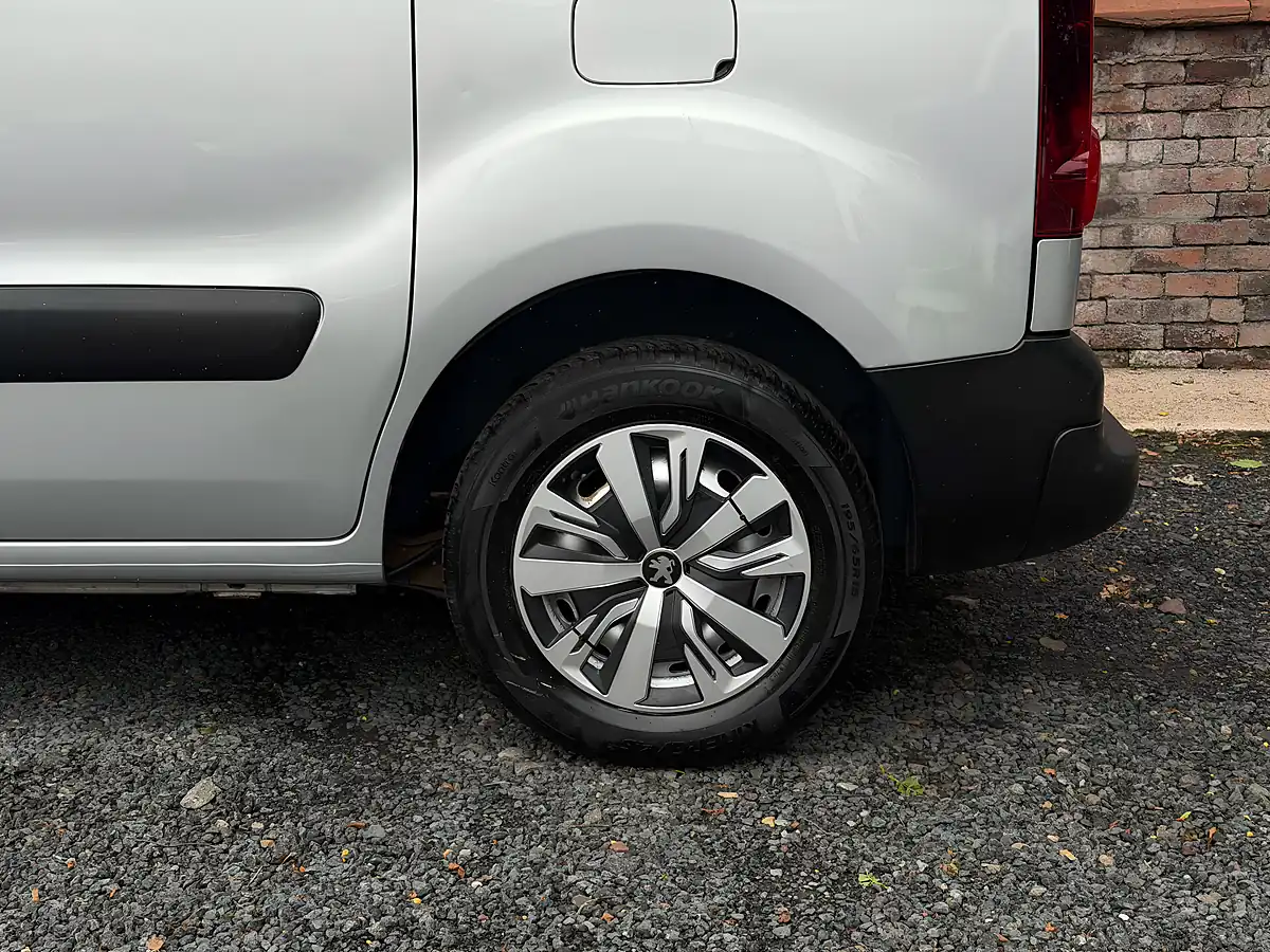 Used 2018 Peugeot Partner Se L1 Silver - Interior and Exterior details 16