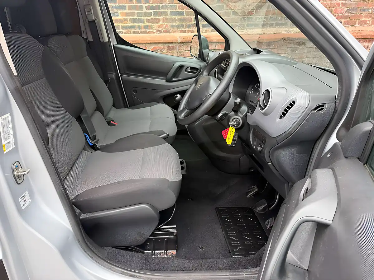 Used 2018 Peugeot Partner Se L1 Silver - Interior and Exterior details 7