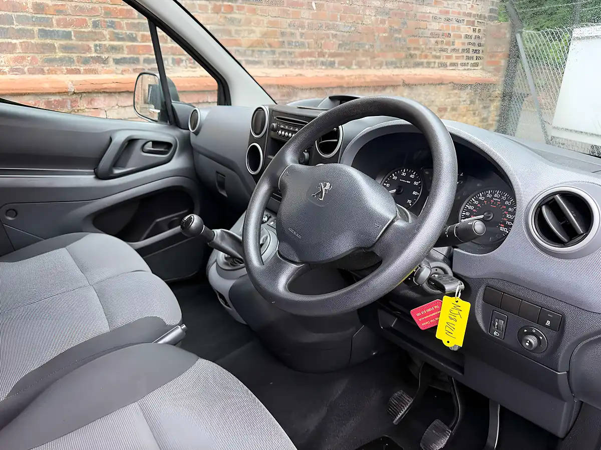 Used 2018 Peugeot Partner Se L1 Silver - Interior and Exterior details 8