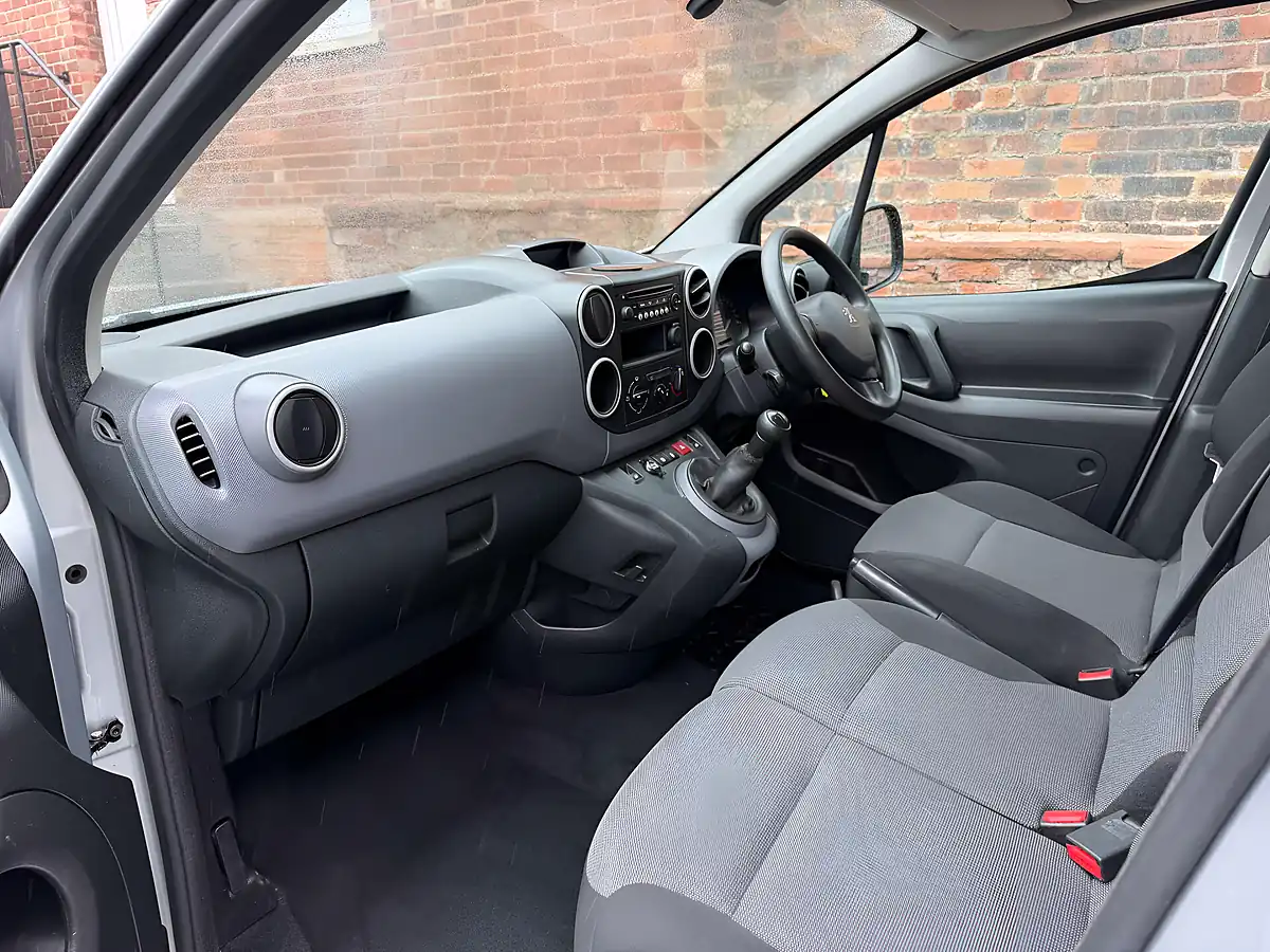 Used 2018 Peugeot Partner Se L1 Silver - Interior and Exterior details 9