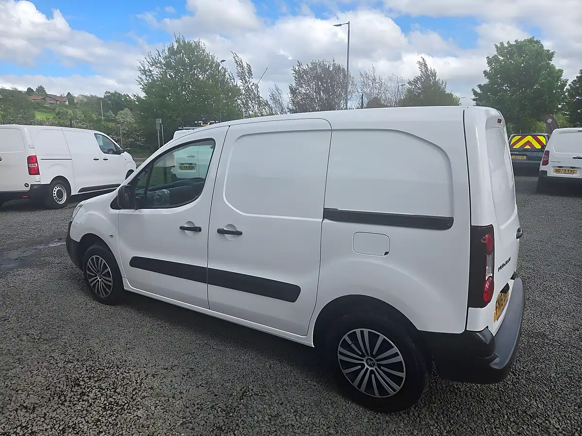 Used 2018 Peugeot Partner Se L1 White - Interior and Exterior details 12