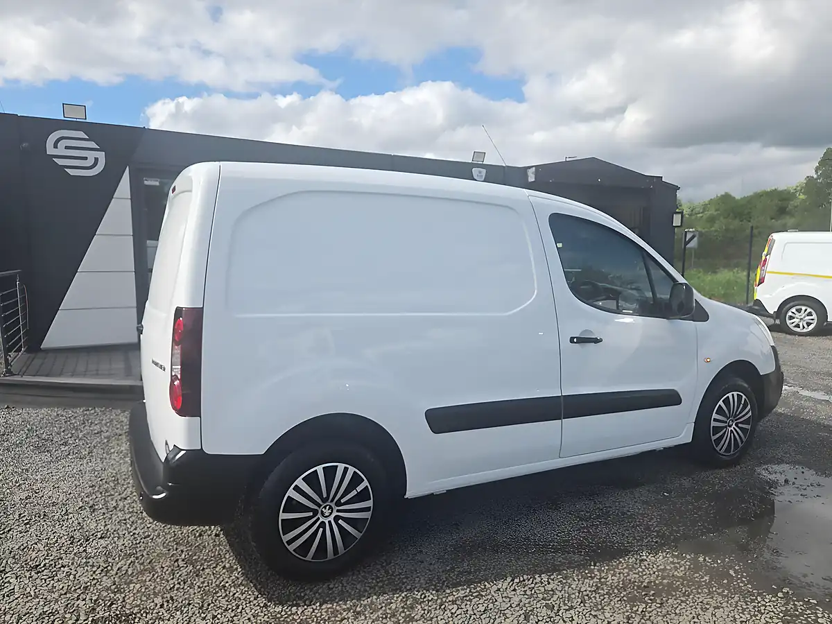 Used 2018 Peugeot Partner Se L1 White - Interior and Exterior details 4