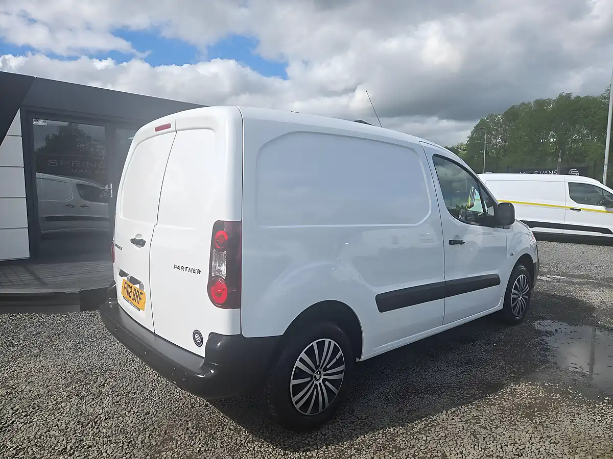 Used 2018 Peugeot Partner Se L1 White - Interior and Exterior details 5