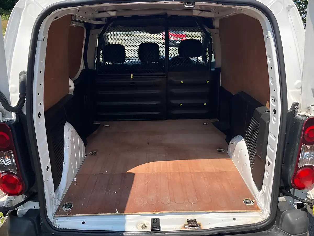 Used 2018 Peugeot Partner Se L1 White - Interior and Exterior details 11