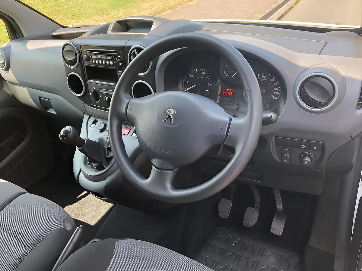 Used 2018 Peugeot Partner Se L1 White - Interior and Exterior details 12