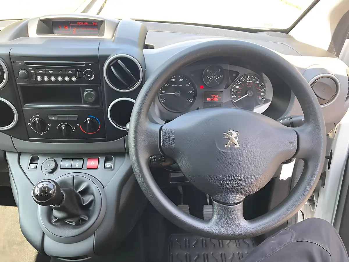 Used 2018 Peugeot Partner Se L1 White - Interior and Exterior details 14