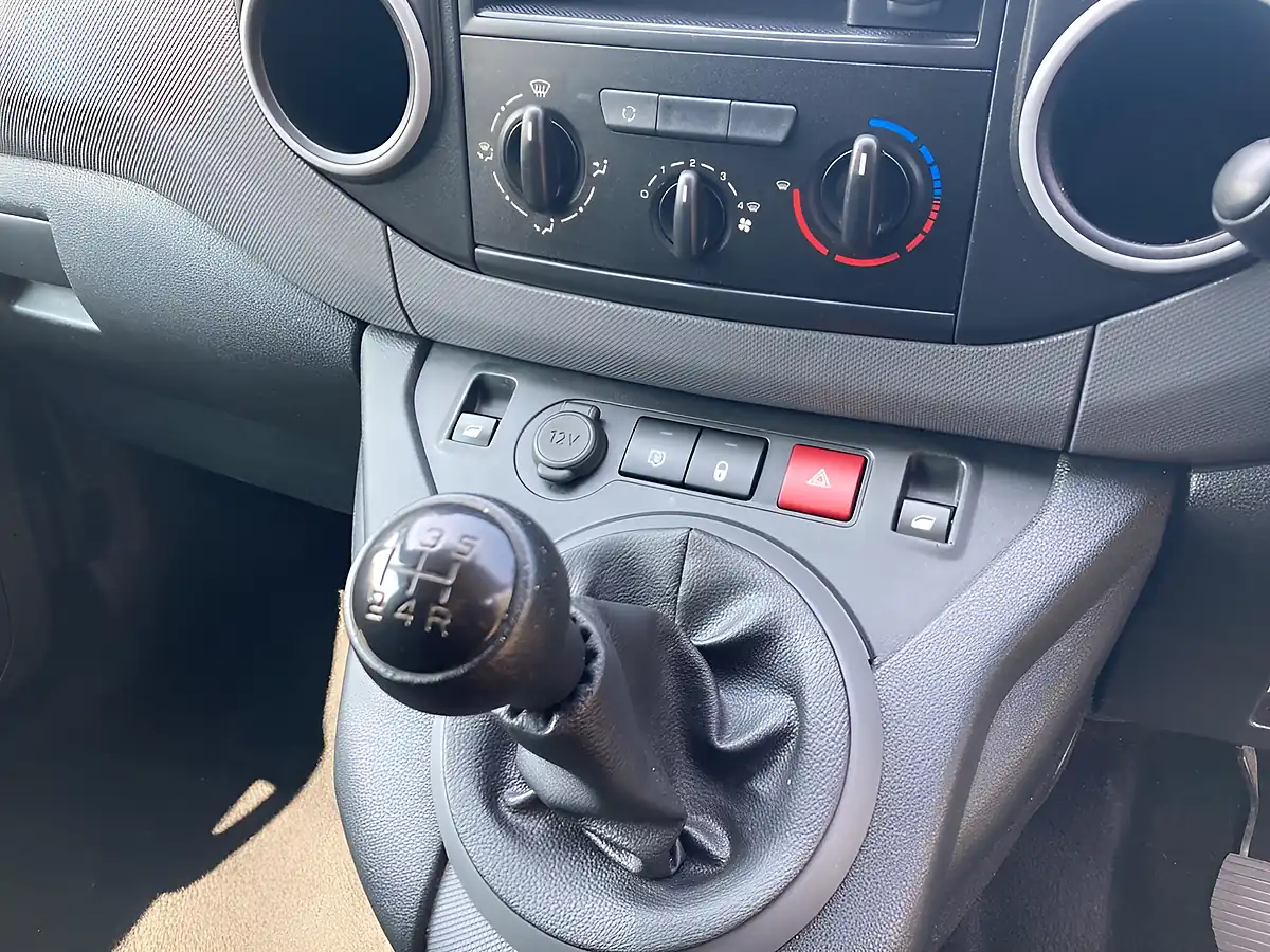 Used 2018 Peugeot Partner Se L1 White - Interior and Exterior details 17