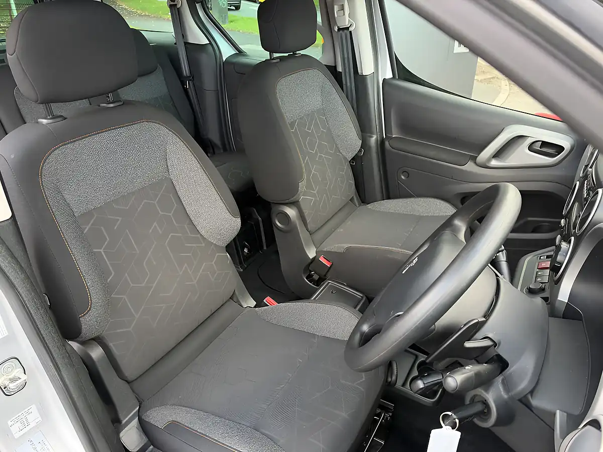 Used 2018 Peugeot Partner Tepee Active Silver - Interior and Exterior details 3