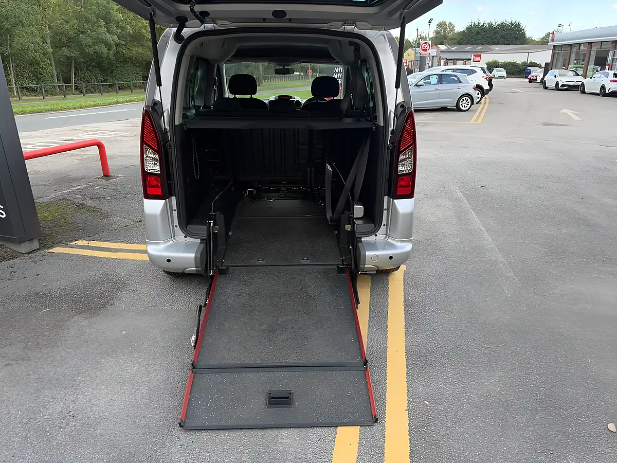 Used 2018 Peugeot Partner Tepee Active Silver - Interior and Exterior details 8