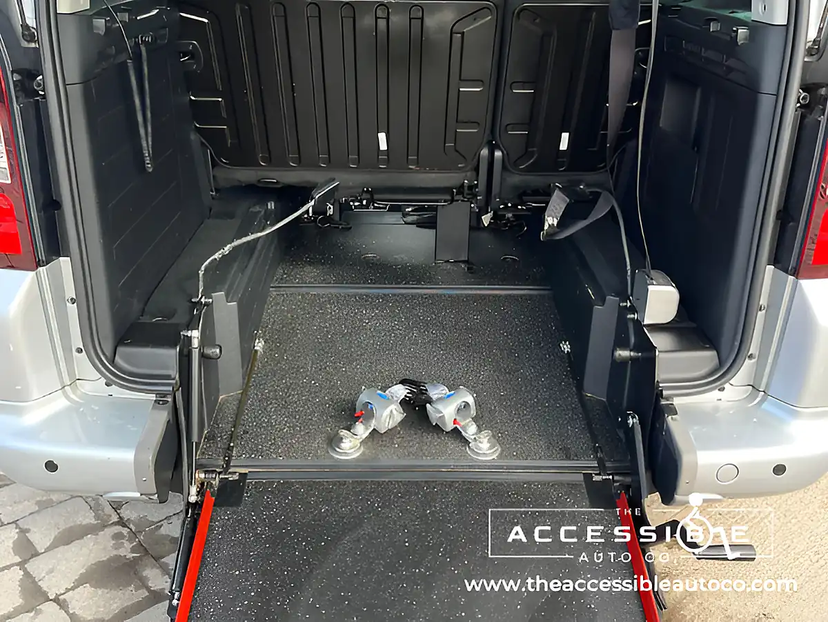 Used 2018 Peugeot Partner Tepee Active Silver - Interior and Exterior details 14