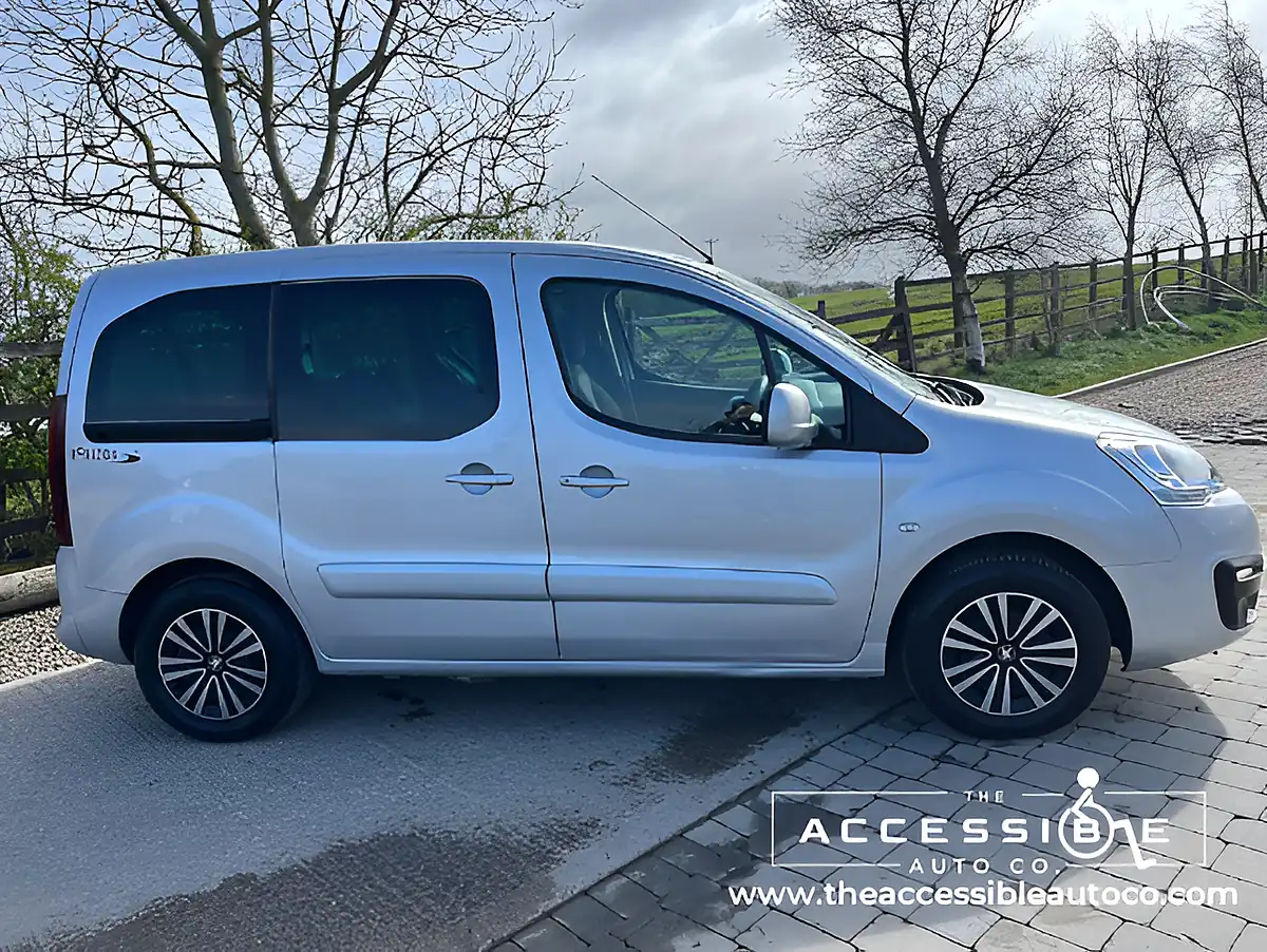 Used 2018 Peugeot Partner Tepee Active Silver - Interior and Exterior details 4