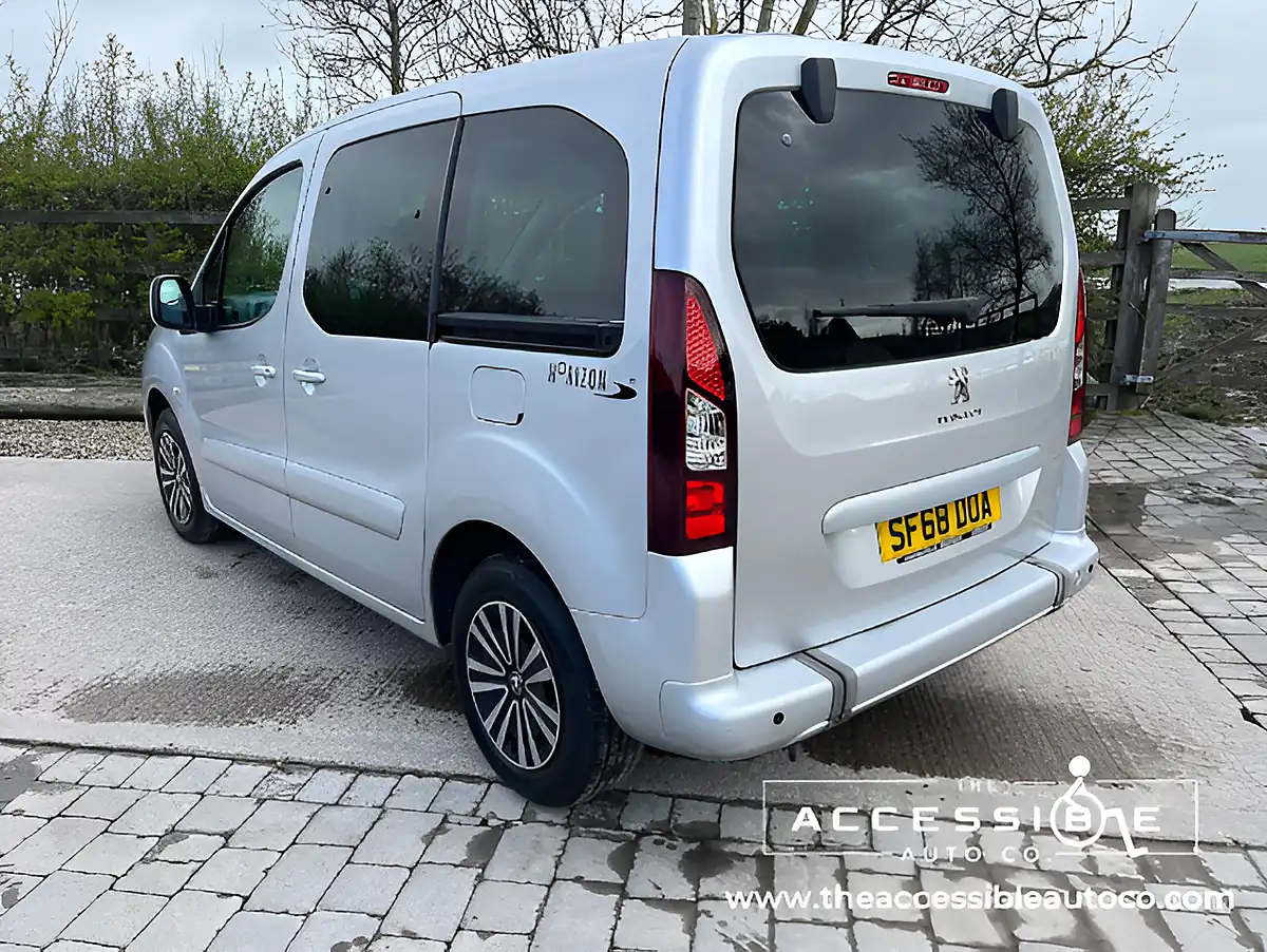 Used 2018 Peugeot Partner Tepee Active Silver - Interior and Exterior details 5