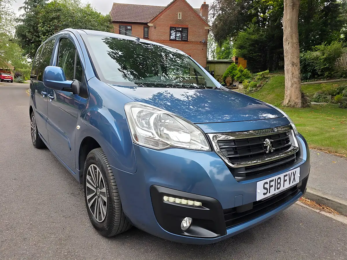 Used 2018 Peugeot Partner Tepee Allure Blue - Front View