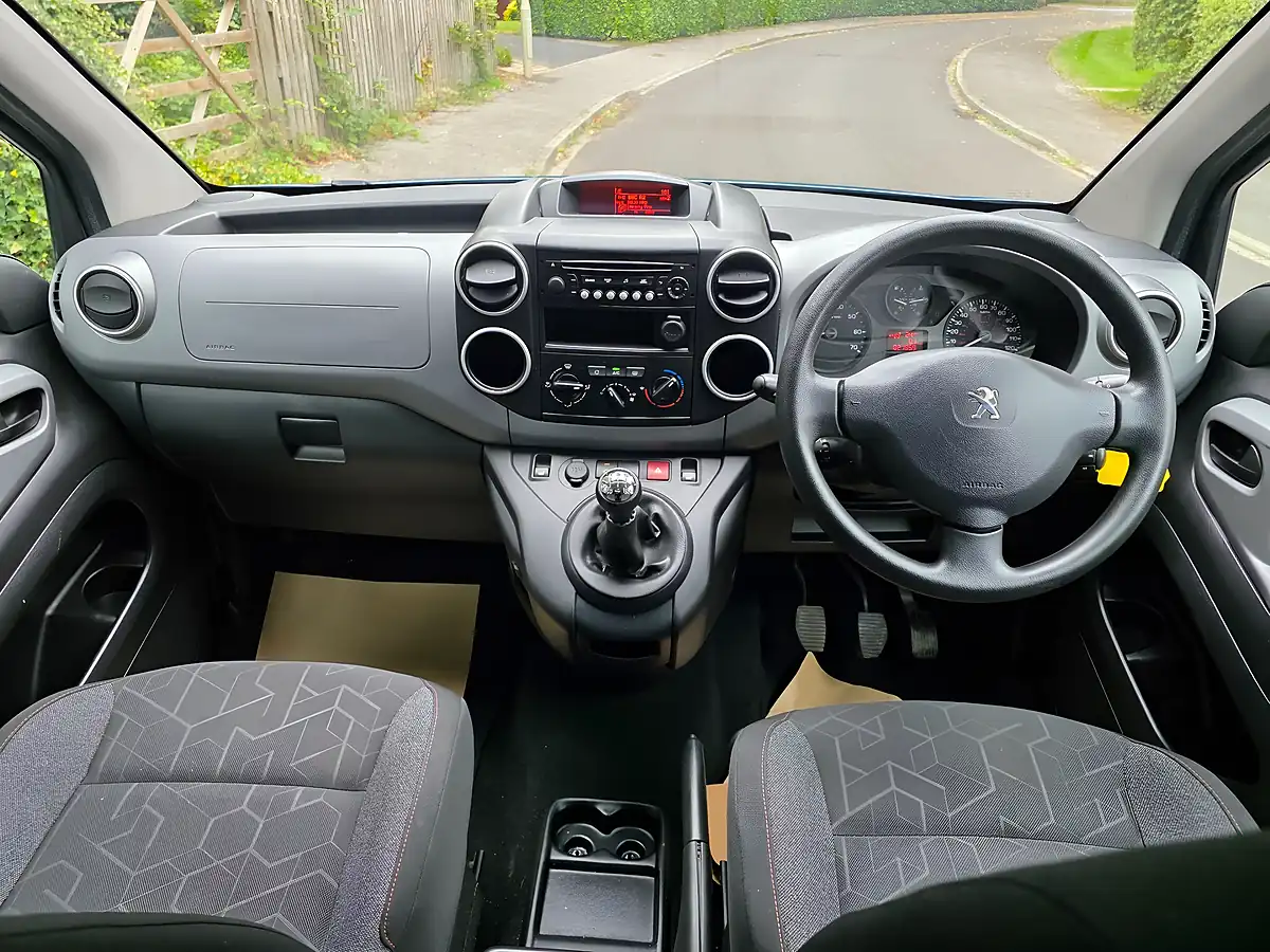 Used 2018 Peugeot Partner Tepee Allure Blue - Interior and Exterior details 10
