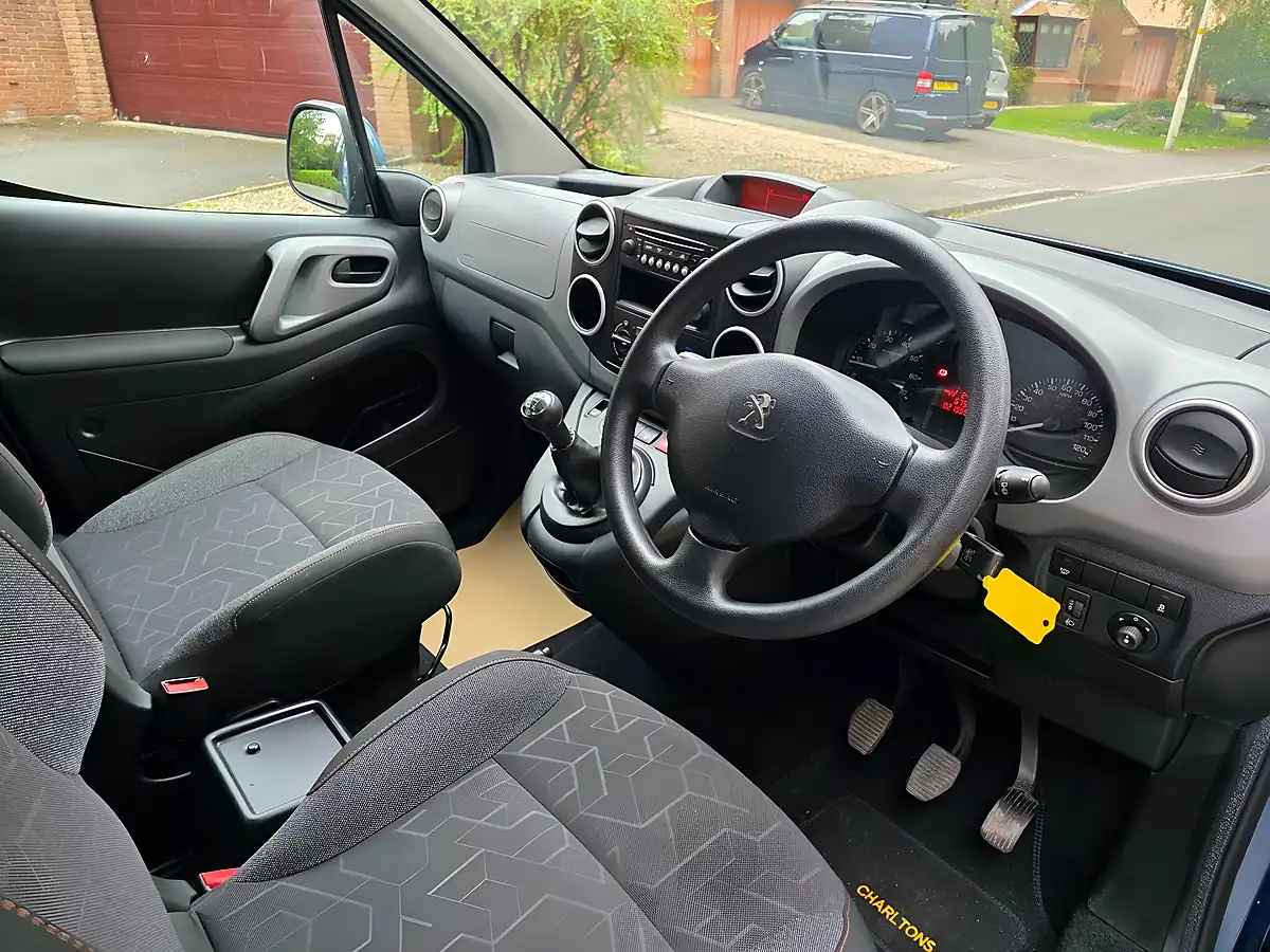 Used 2018 Peugeot Partner Tepee Allure Blue - Interior and Exterior details 11