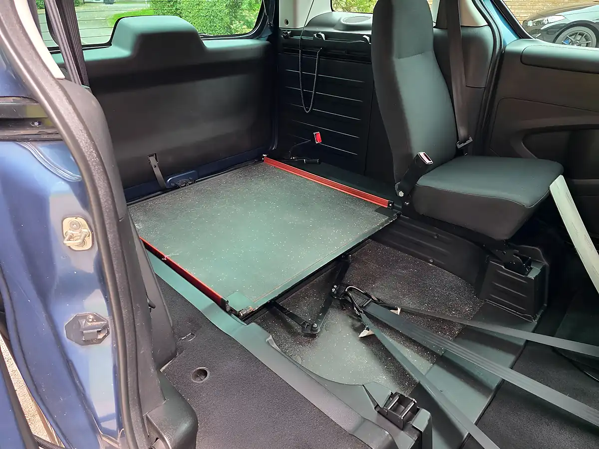 Used 2018 Peugeot Partner Tepee Allure Blue - Interior and Exterior details 13