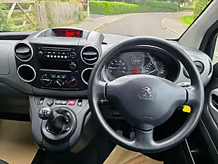 Used 2018 Peugeot Partner Tepee Allure Blue - Interior and Exterior details 18