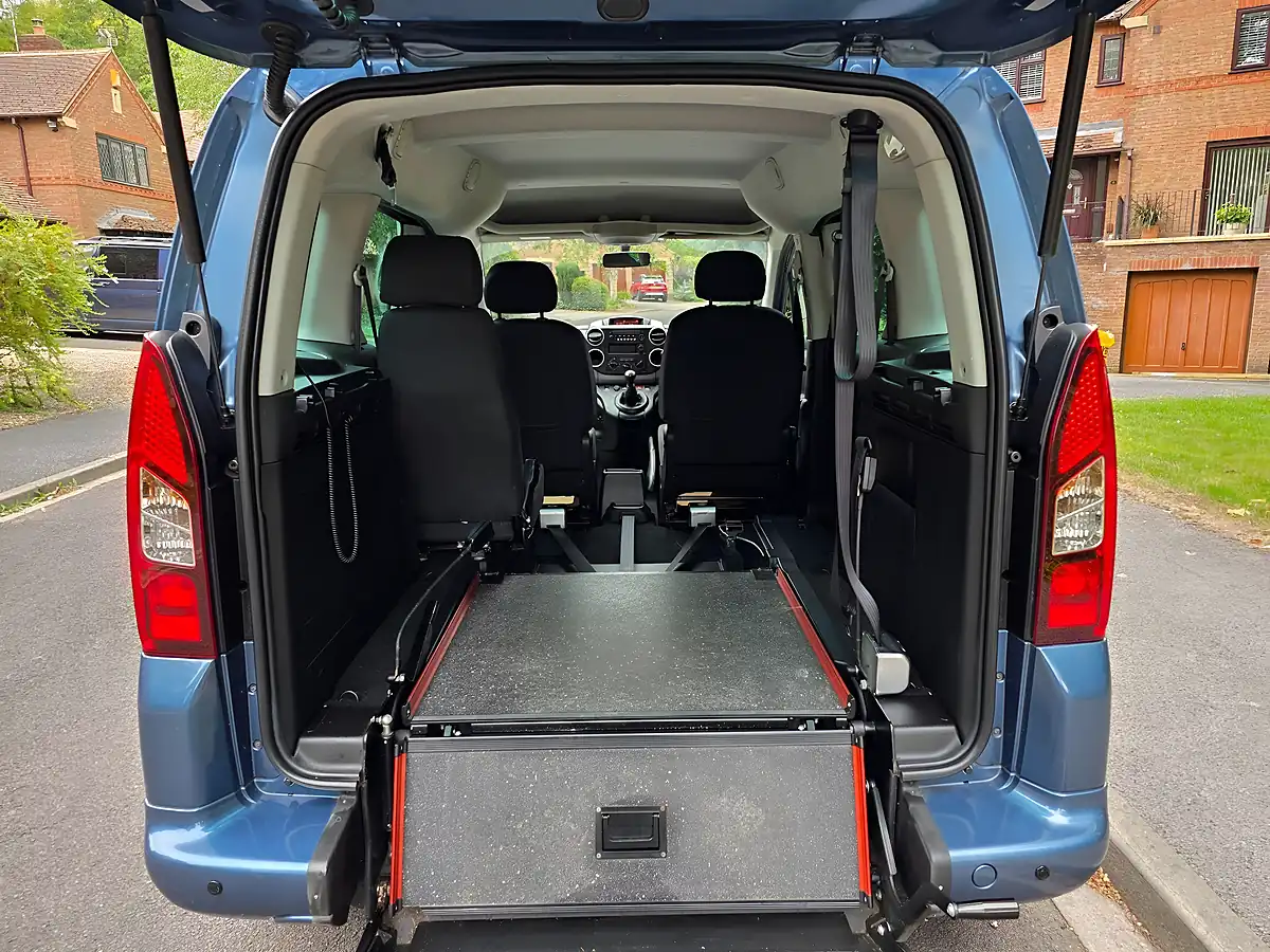 Used 2018 Peugeot Partner Tepee Allure Blue - Interior and Exterior details 19