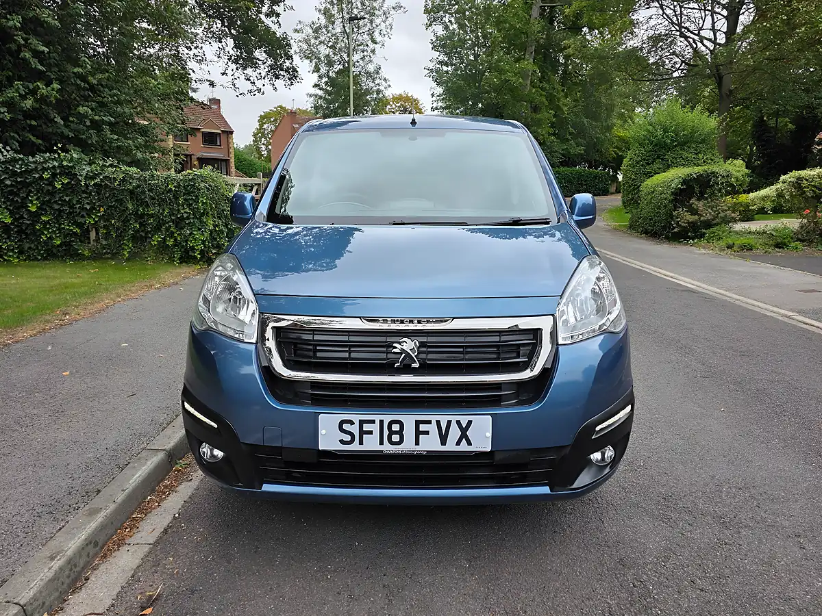 Used 2018 Peugeot Partner Tepee Allure Blue - Interior and Exterior details 4