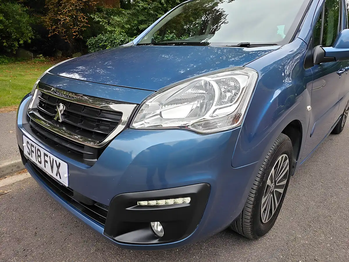 Used 2018 Peugeot Partner Tepee Allure Blue - Interior and Exterior details 5