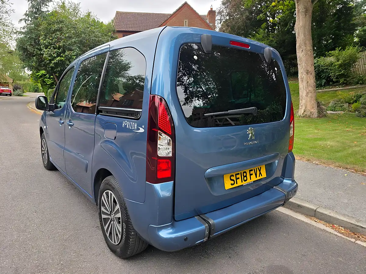 Used 2018 Peugeot Partner Tepee Allure Blue - Interior and Exterior details 6