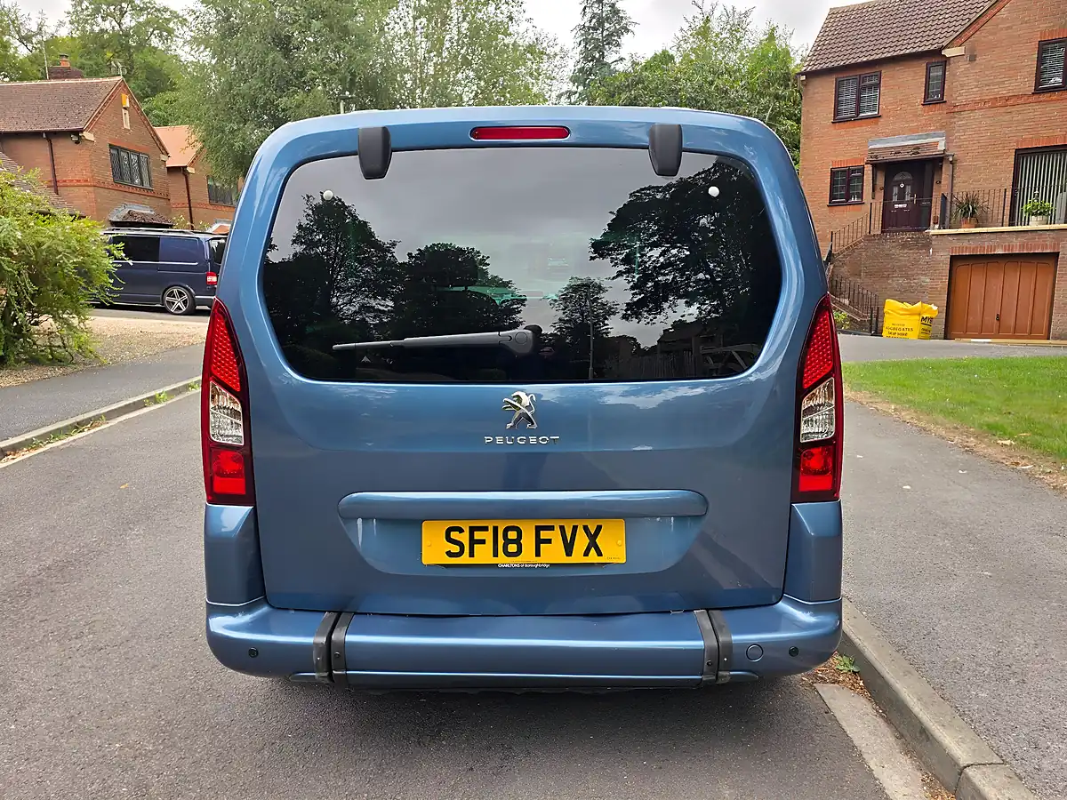 Used 2018 Peugeot Partner Tepee Allure Blue - Interior and Exterior details 8