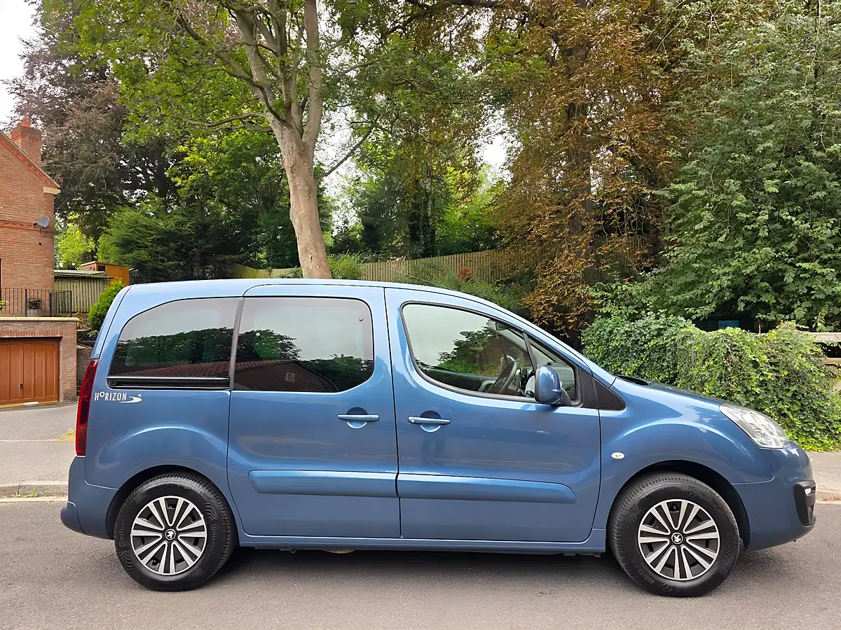 Used 2018 Peugeot Partner Tepee Allure Blue - Interior and Exterior details 9