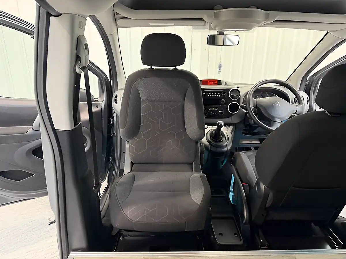 Used 2018 Peugeot Partner Tepee Allure Shark Grey - Interior and Exterior details 16